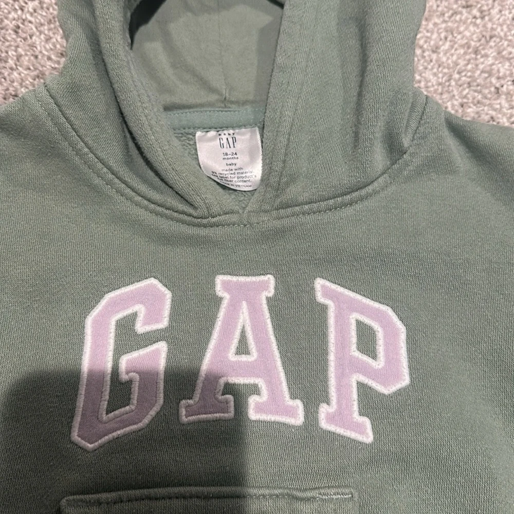 Baby GAP logo green hoodie with bear ears and purple logo‎ writing 18-24 months
